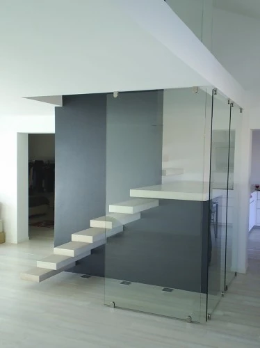 Scala con gradini a sbalzo con parete in vetro : (este)