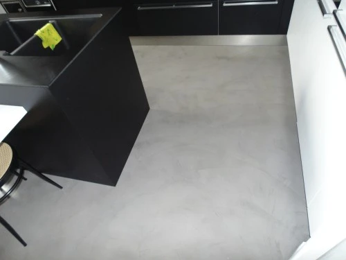Pavimenti Resina Trento : Parete e pavimento cucina in resina trento spiazzo