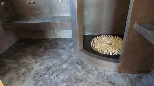 rivestimento del bagno con resina nera antracite e argento
